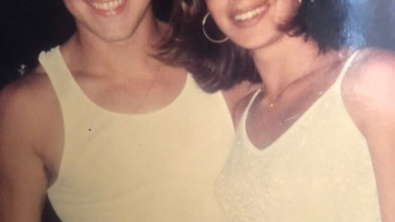 Quem é? Casal da foto se conheceu em comercial de chinelos e celebra 29 anos junto