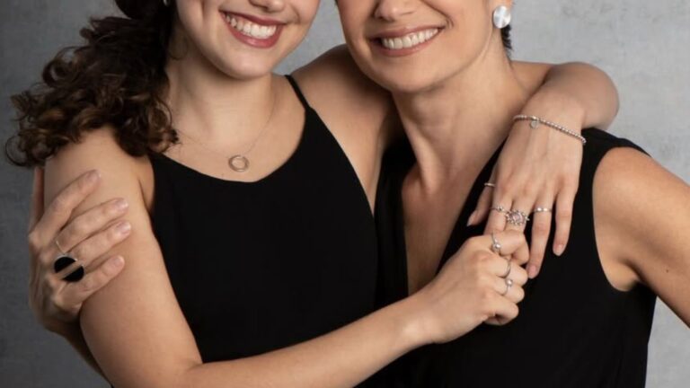 Aos 22 anos, filha de apresentadora da Globo rouba a cena em fotos com a mãe: ‘Igual’