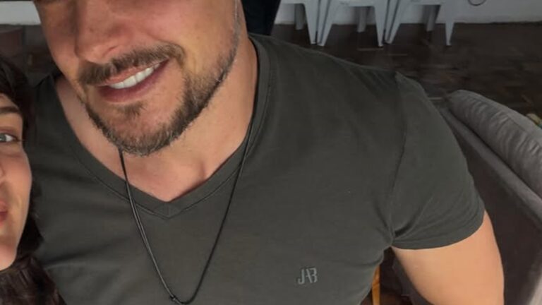 Aos 46 anos, ator da Globo vive romance há quase uma década com atriz que conheceu em novela