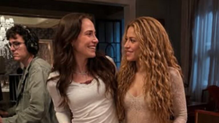 Letícia Colin posa ao lado de Shakira