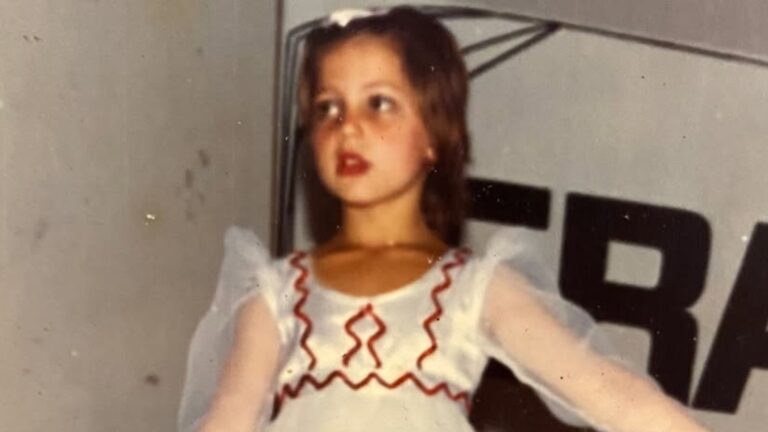Reconhece? Aos 47 anos, menina da foto se tornou uma dançarina de sucesso