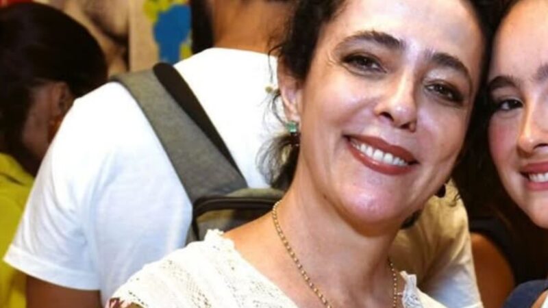 Aos 21 anos, filha de Silvia Buarque e Chico Díaz surge em foto rara com a mãe: ‘Lindonas’