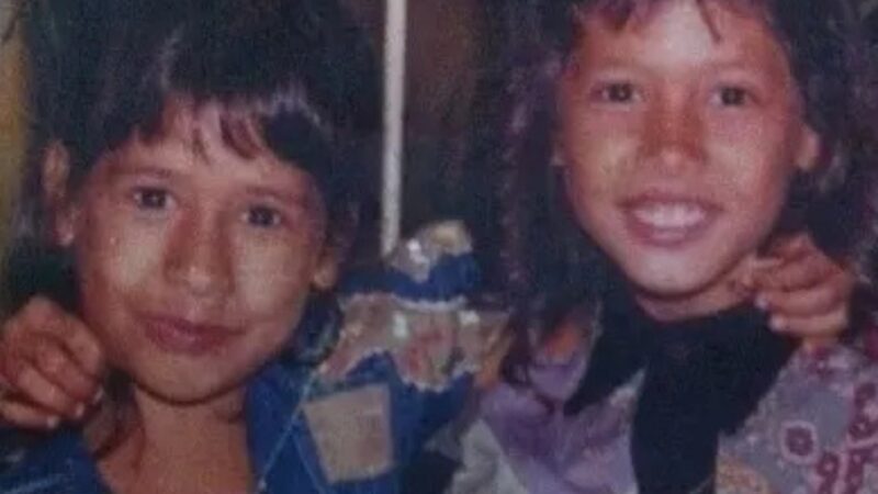Quem é? Criança da foto tem 41 anos, é cantora e tem fortuna de mais de R$ 20 milhões