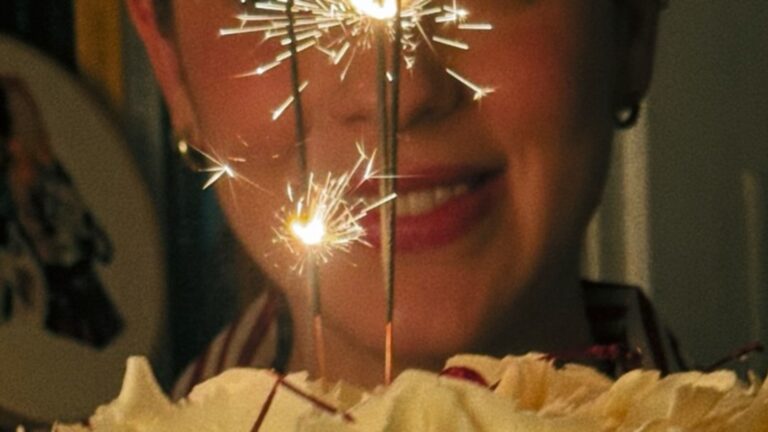 Ex-atriz da Globo aposta em celebração intimista e bolo delicado ao completar 35 anos