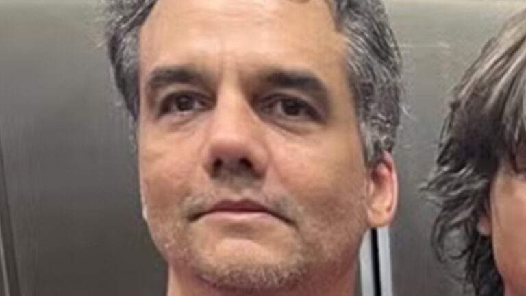 Aos 19 anos, filho de Wagner Moura chama atenção em foto raríssima com o pai