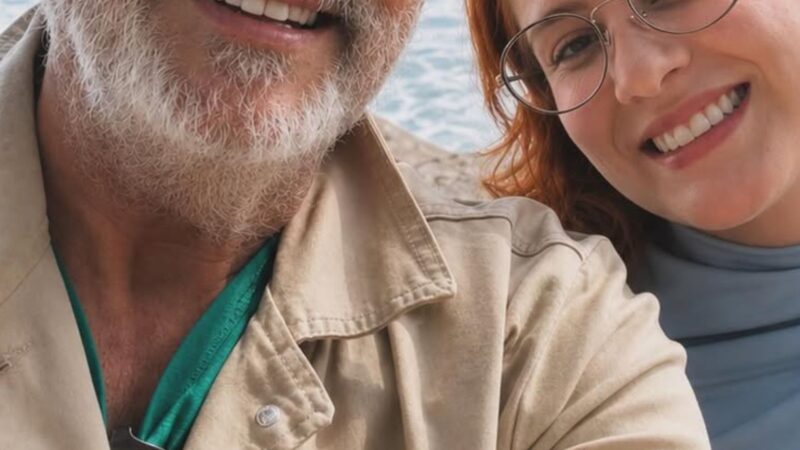 Ex-ator da Globo impressiona ao posar com a namorada 42 anos mais jovem: ‘Casal lindo’