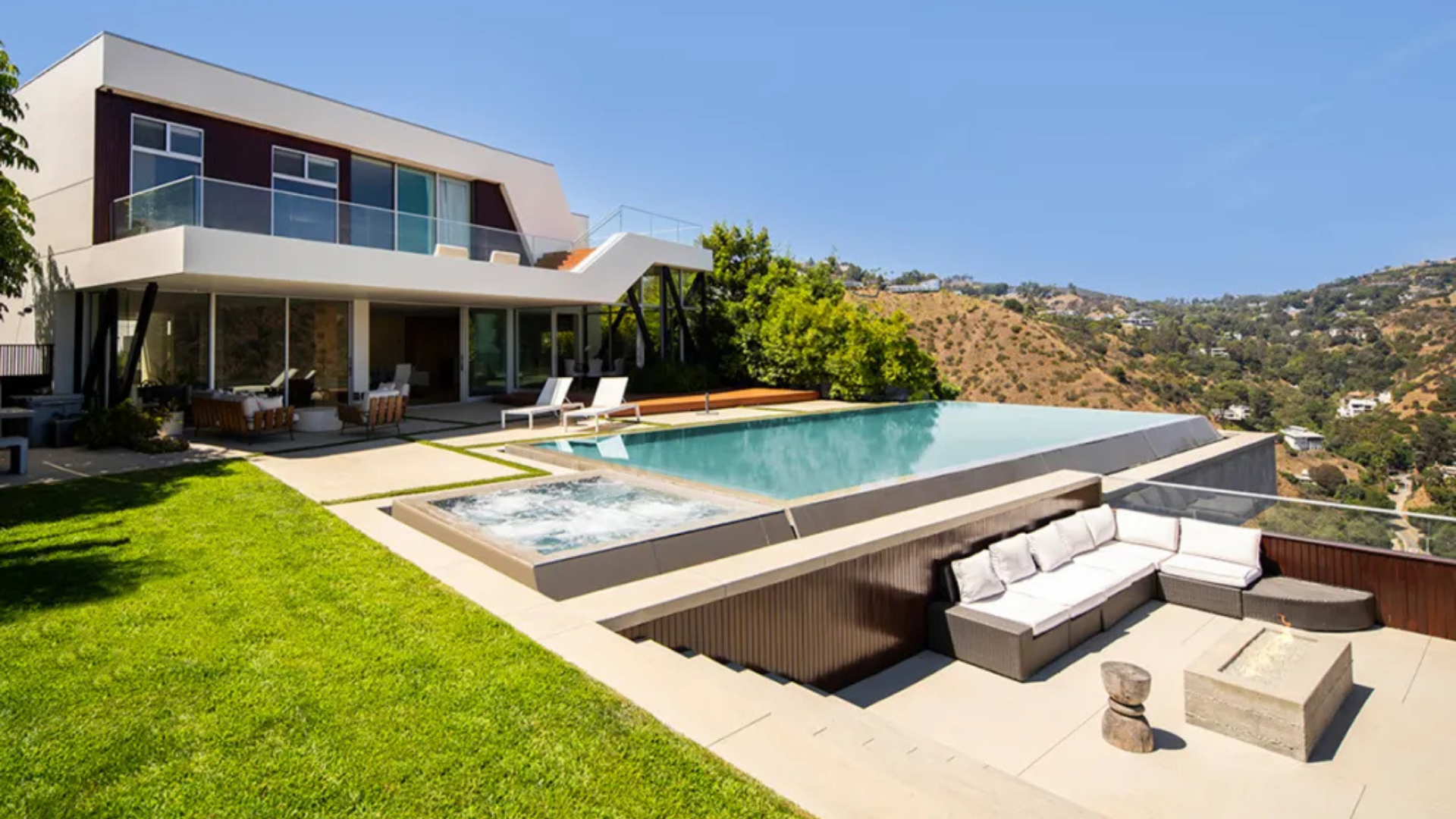 Piscina de borda infinita da mansão que pertencia ao ator Jeremy Piven - Foto: Divulgação/Gavin Cater