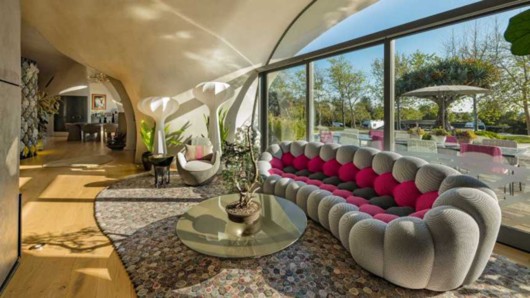 Ator de 61 anos surpreende ao revelar sala de estar futurista em mansão sustentável avaliada em R$ 60 milhões