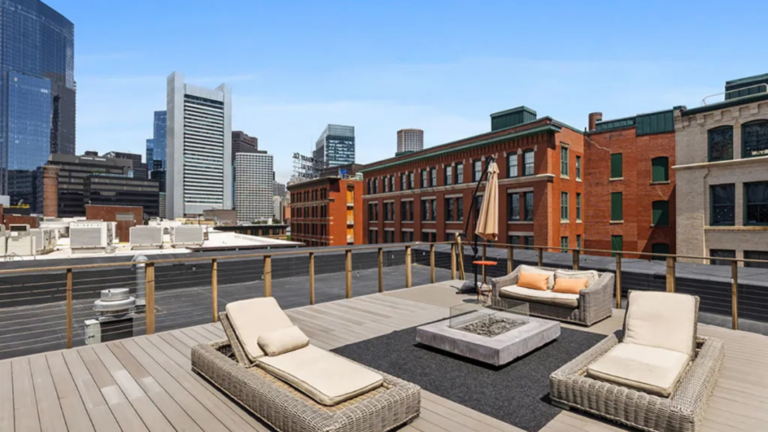 Astro da NBA de 29 anos vende cobertura de R$ 25 milhões com terraço panorâmico acessado por escada caracol