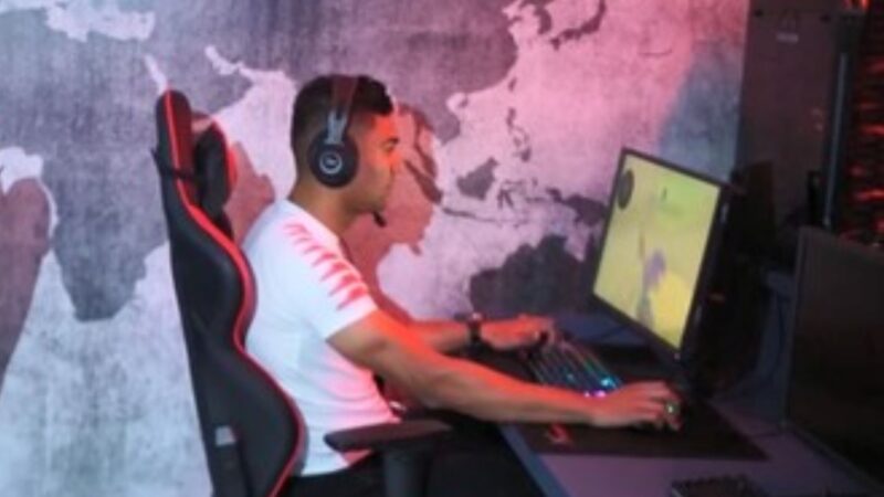 Herói no jogo contra o Japão, jogador superou doença na base e tem lan house completa
