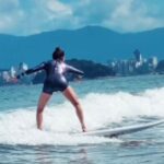 Aos 69 anos, atriz investe em novo hobbie e aprende a surfar