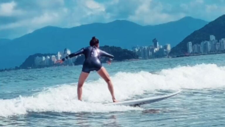 Aos 69 anos, atriz investe em novo hobbie e aprende a surfar