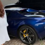 Após faturar R$ 185 milhões, cantora que possui coleção de carros de luxo, ostenta Ferrari de R$ 5 milhões