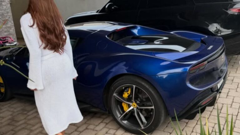 Após faturar R$ 185 milhões, cantora que possui coleção de carros de luxo, ostenta Ferrari de R$ 5 milhões