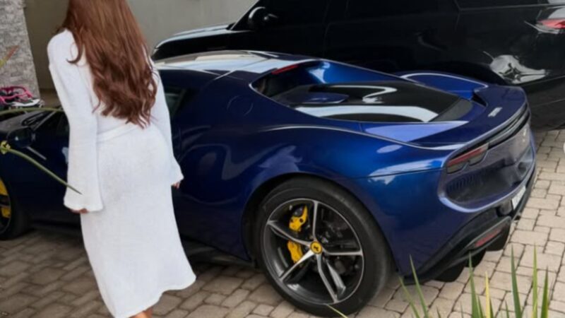 Cantora comprou luxuosa Ferrari - Foto: Reprodução/Instagram