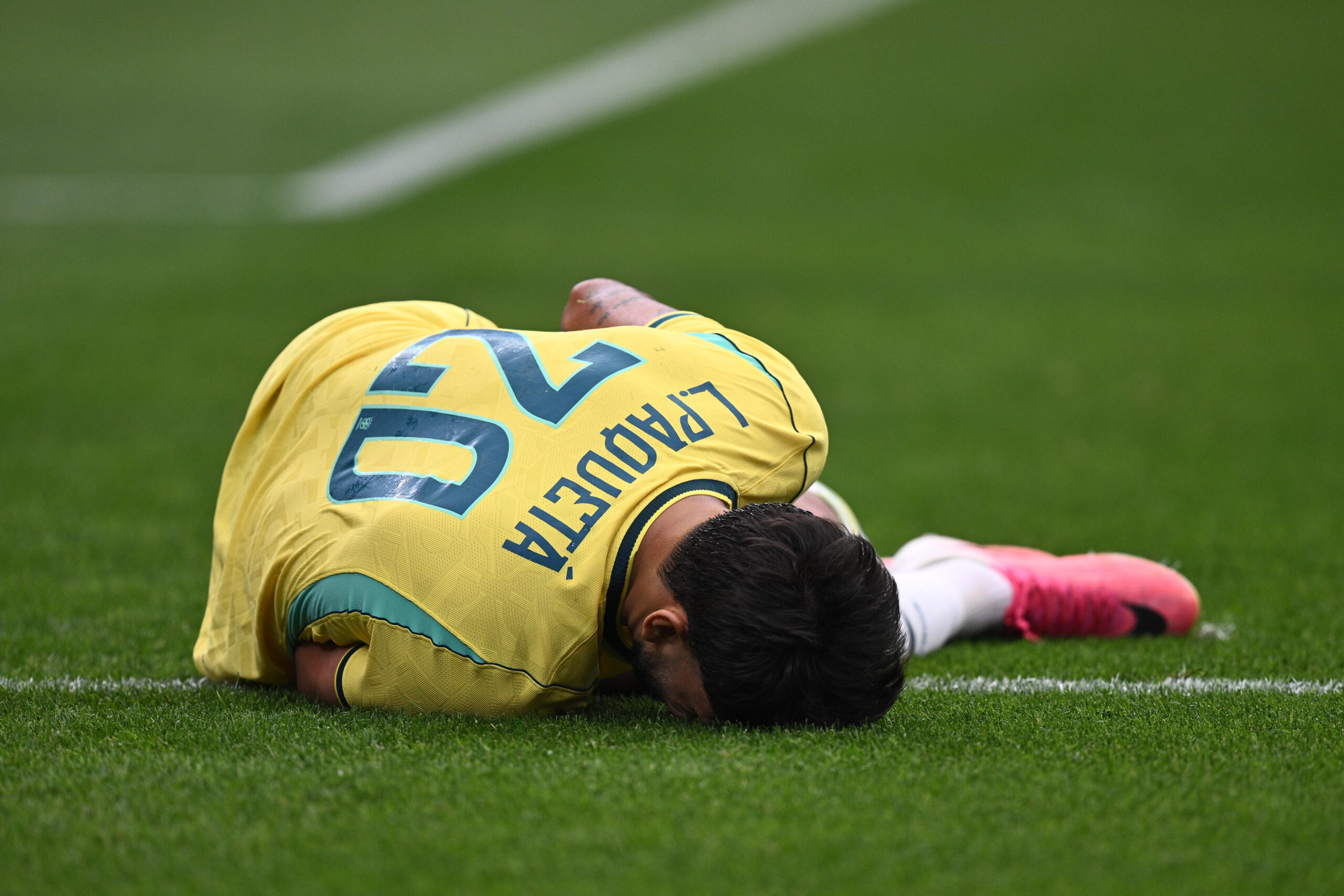 Lucas Paquetá sente a coxa esquerda e sai de campo com ajuda de Neymar e Endrick — Foto: Getty Images