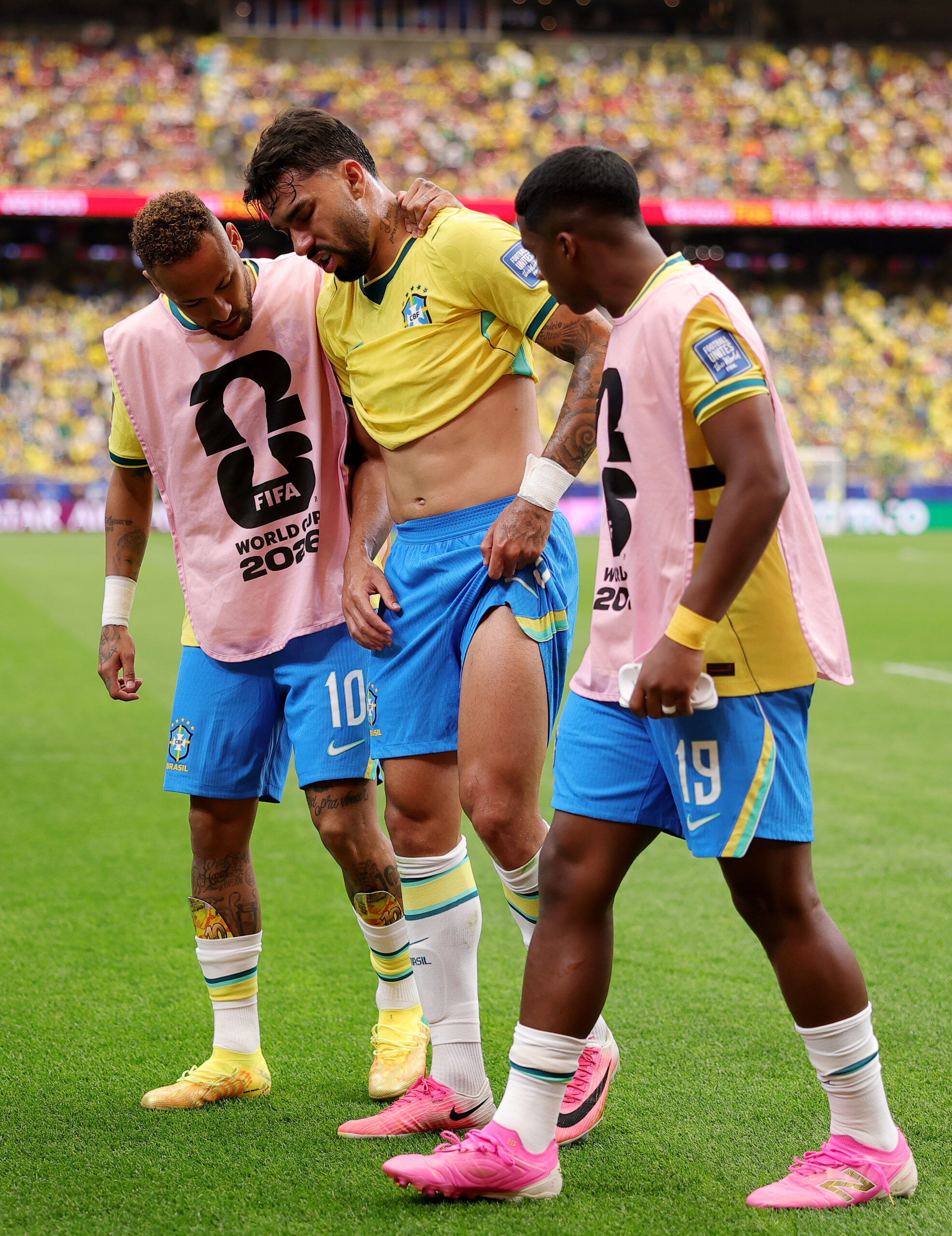 Lucas Paquetá sente a coxa esquerda e sai de campo com ajuda de Neymar e Endrick — Foto: Getty Images