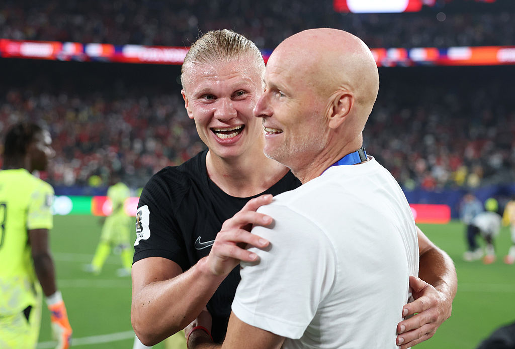 Erling Haaland e Ståle Solbakken na Copa do Mundo - Foto: Getty