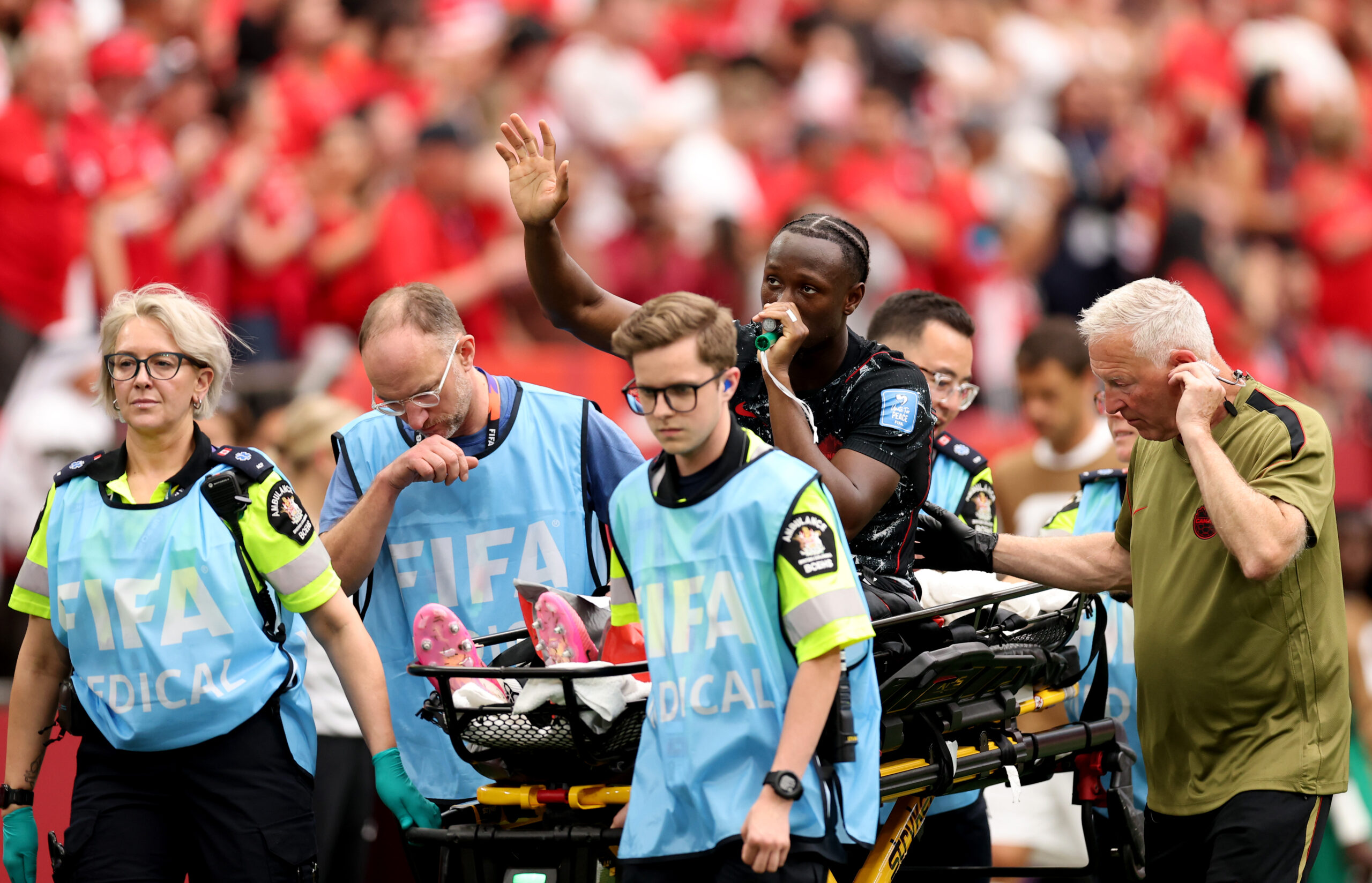 Ismaël Koné deixou a partida com ‘apito verde’ após quebrar a perna - Foto: Getty Images
