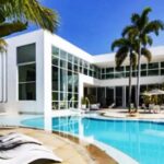 Com cinema e pássaros raros, mansão de Xuxa de R$ 45 milhões vira casa de clã bilionário no Rio