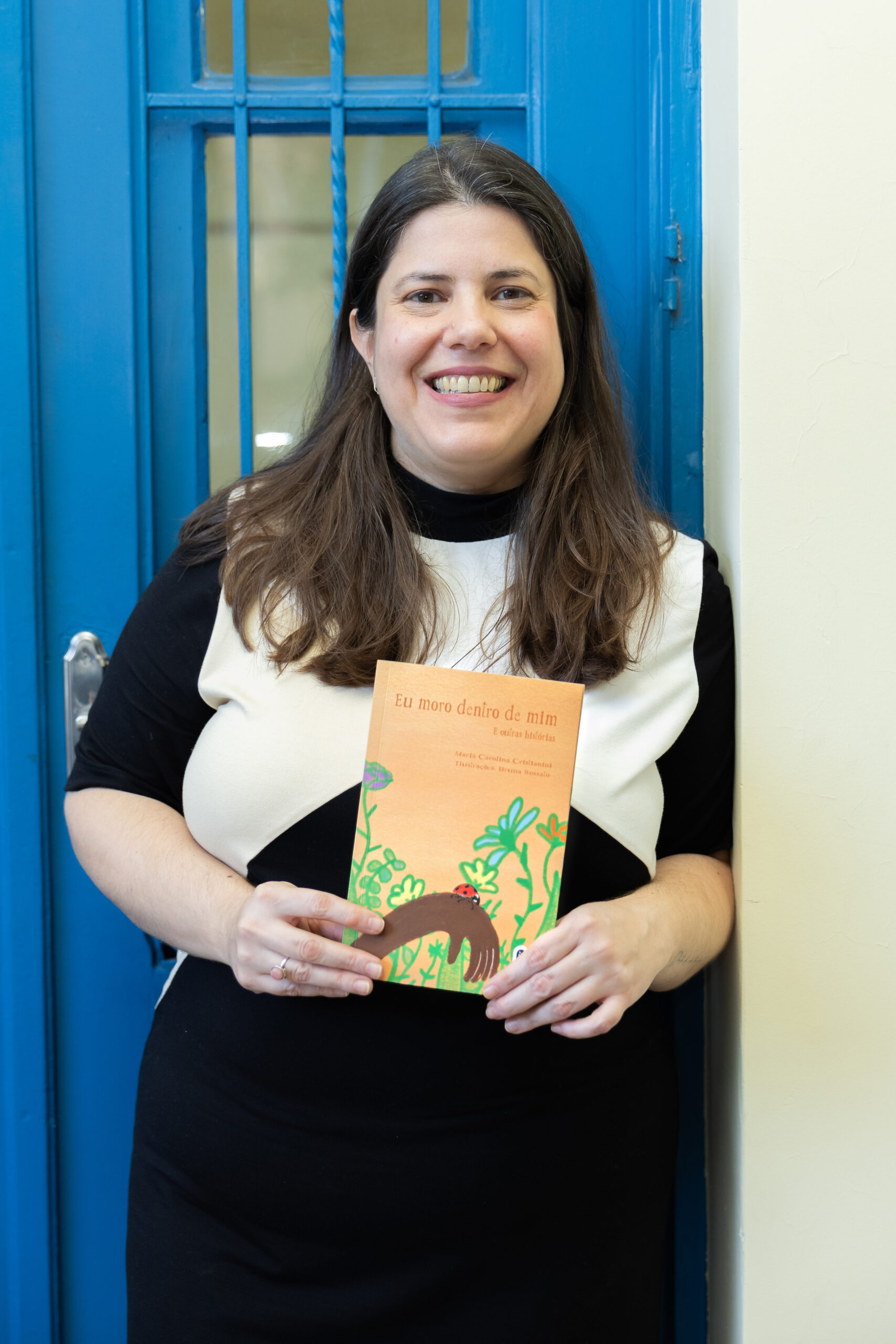 Maria Carolina Cristianini com o livro 'Eu moro dentro de mim e outras histórias' - Foto: Isadora Sibulka