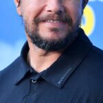 Com fortuna de R$ 2 bilhões, ator de Hollywood de 55 anos transita por mansões de luxo com a família