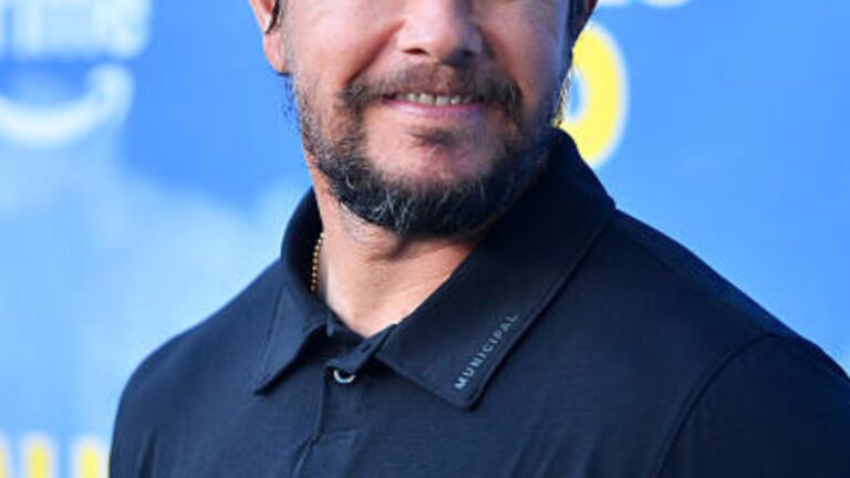 Com fortuna de R$ 2 bilhões, ator de Hollywood de 55 anos transita por mansões de luxo com a família