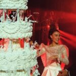 Ex de atriz famosa realizou casamento de luxo na Europa com bolo que custa o valor de um imóvel