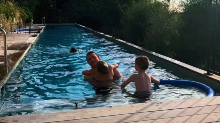 De sem-teto a milionário, ator de 49 anos se isola em refúgio doméstico 'normal' com a esposa