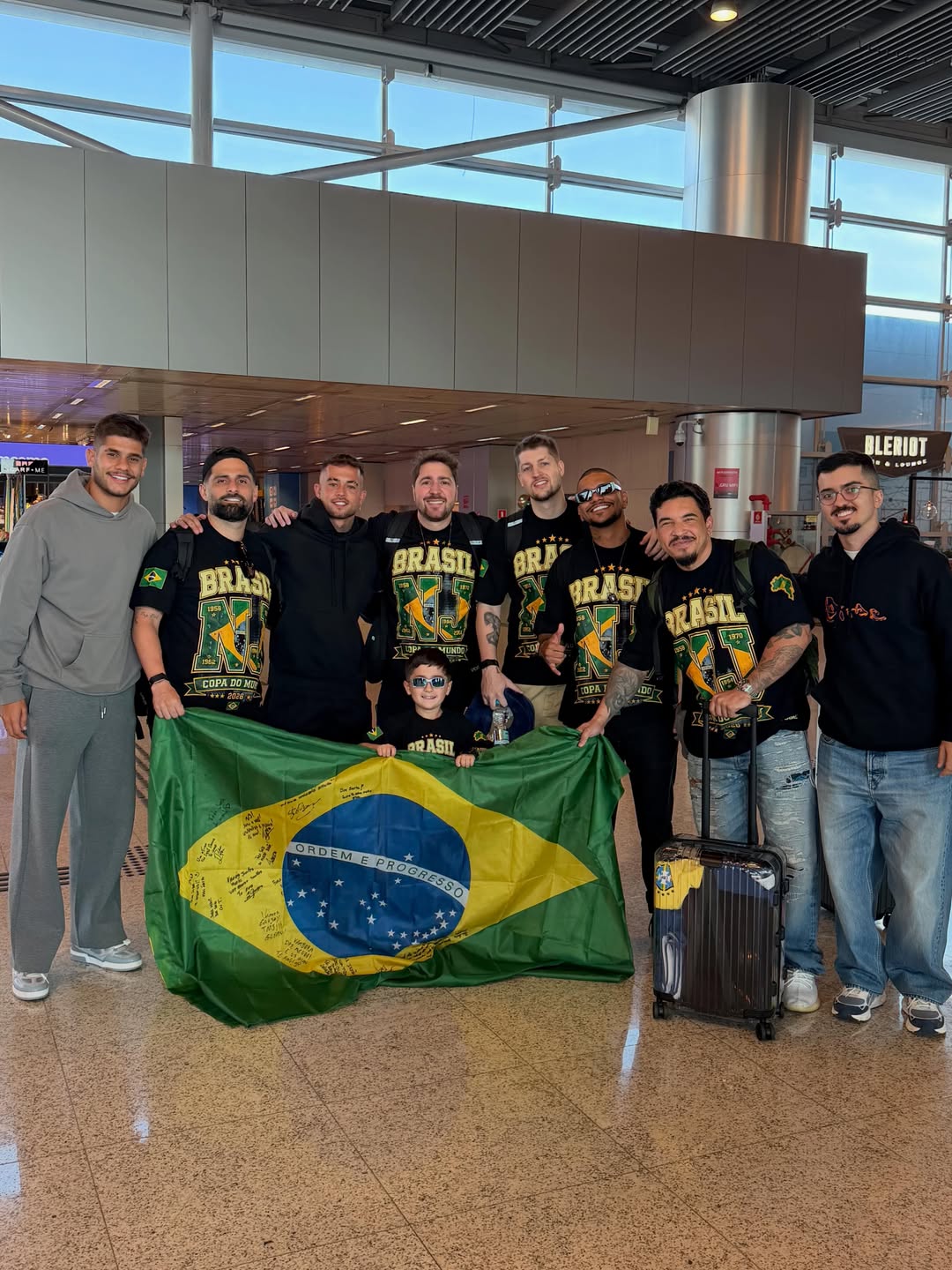 Amigos e familiares de Neymar embarcam para a Copa do Mundo — Foto: Reprodução