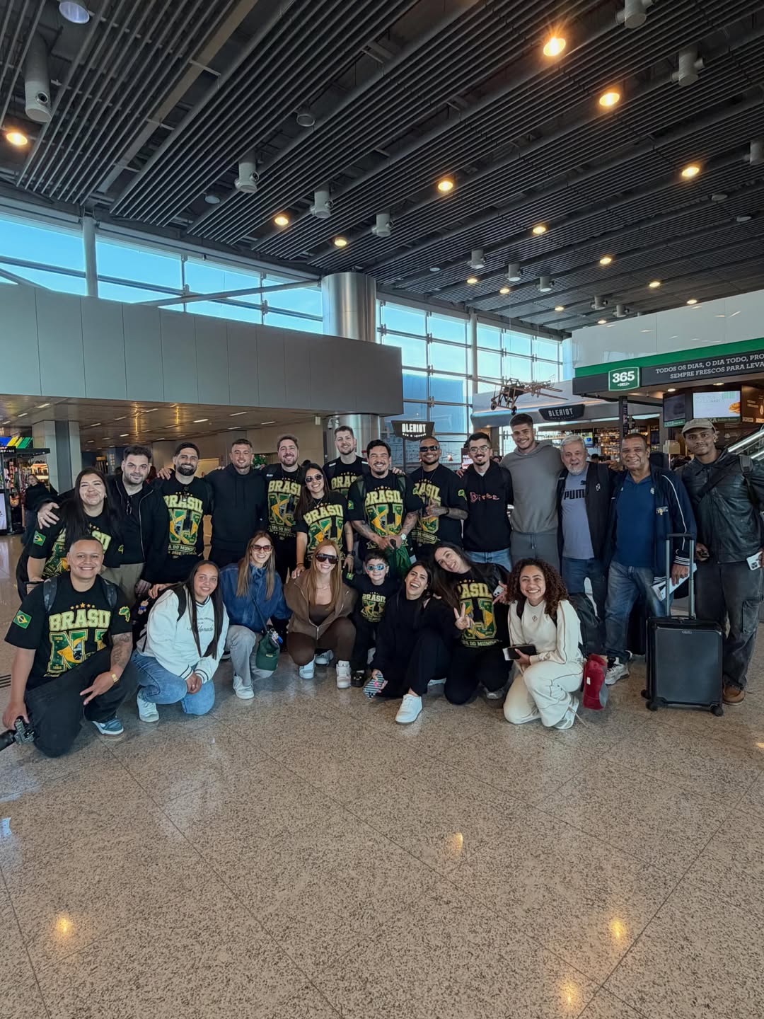 Amigos e familiares de Neymar embarcam para a Copa do Mundo — Foto: Reprodução