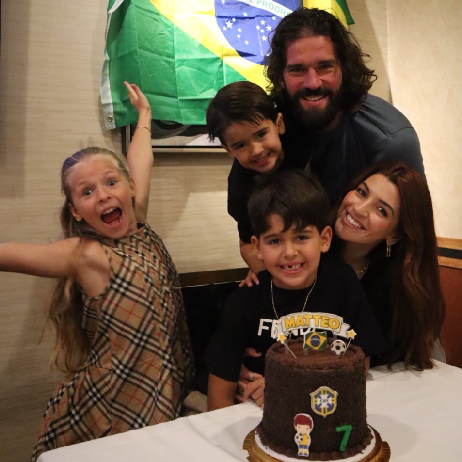 Filho do goleiro Alisson faz aniversário e ganha bolo com tema da Copa — Foto: Reprodução/Instagram