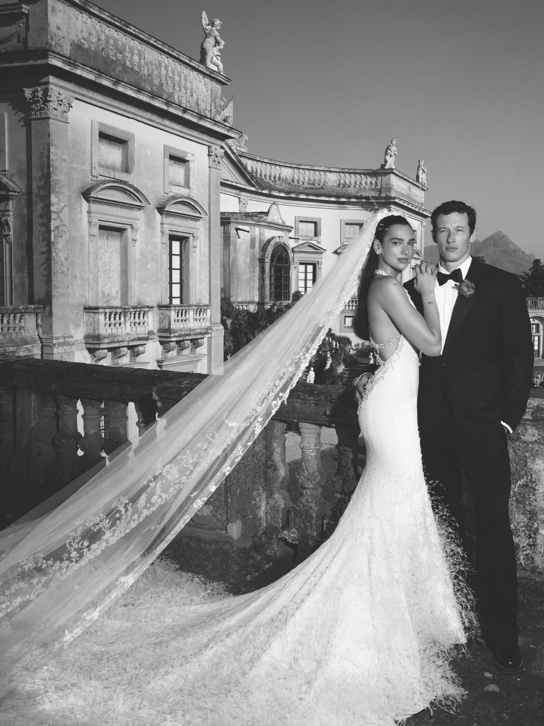 Dua Lipa abre álbum de casamento com Callum Turner — Foto: @davidsimsofficial