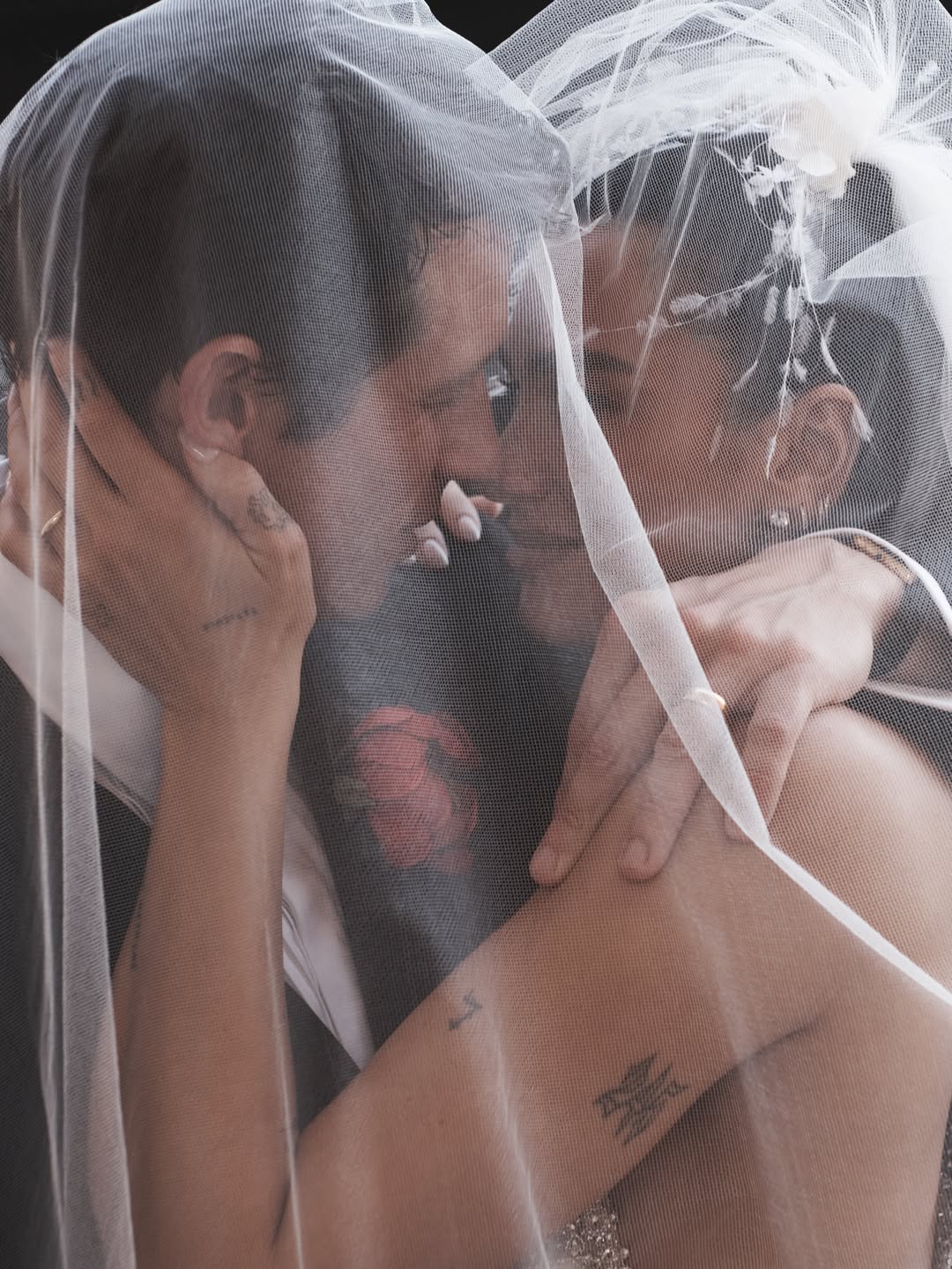 Dua Lipa abre álbum de casamento com Callum Turner — Foto: @davidsimsofficial