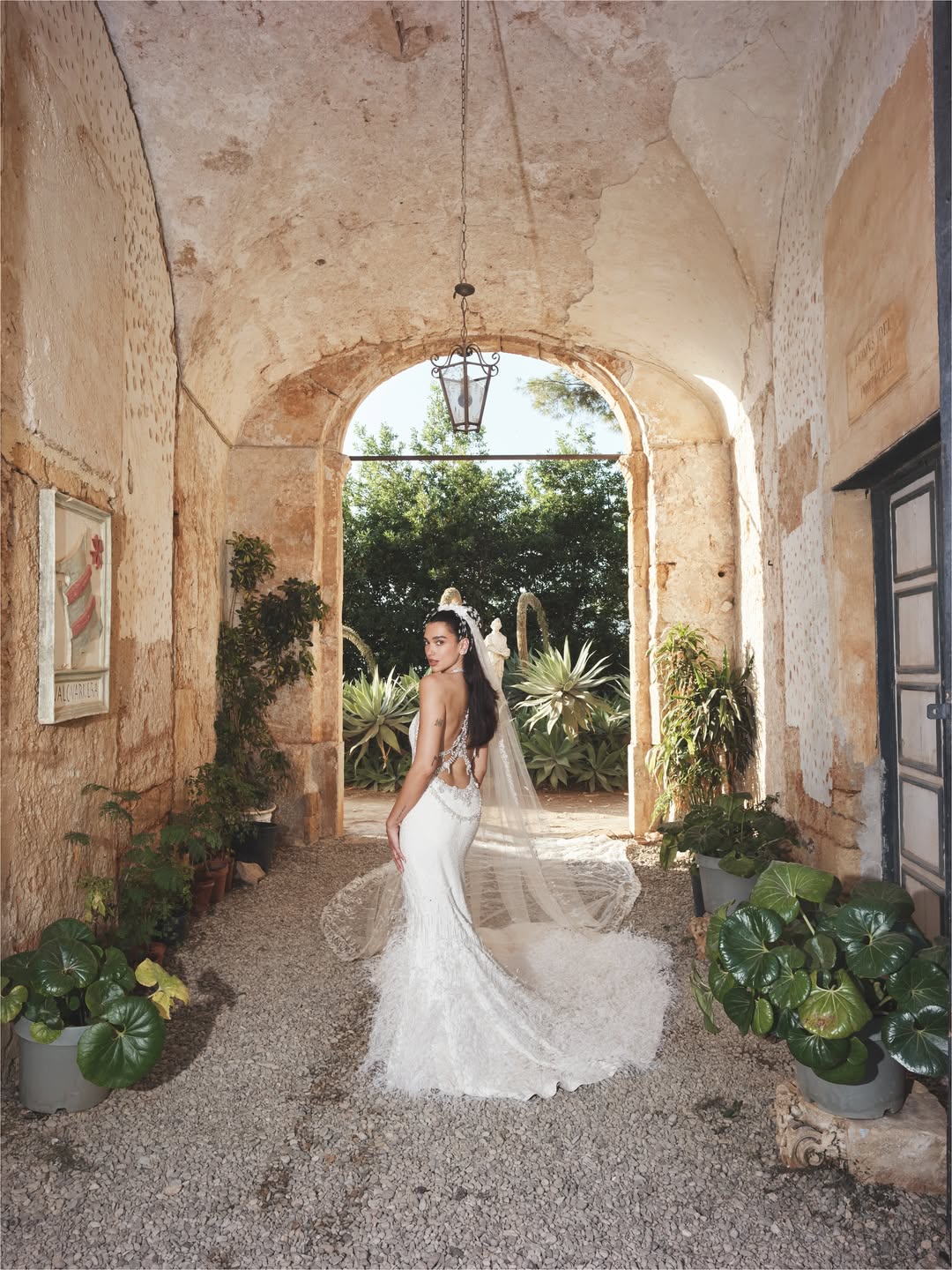 Dua Lipa abre álbum de casamento com Callum Turner — Foto: @davidsimsofficial