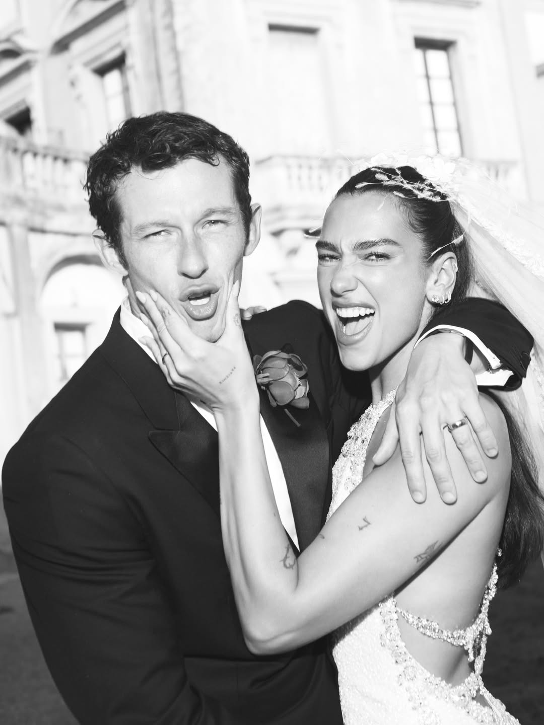 Dua Lipa abre álbum de casamento com Callum Turner — Foto: @davidsimsofficial