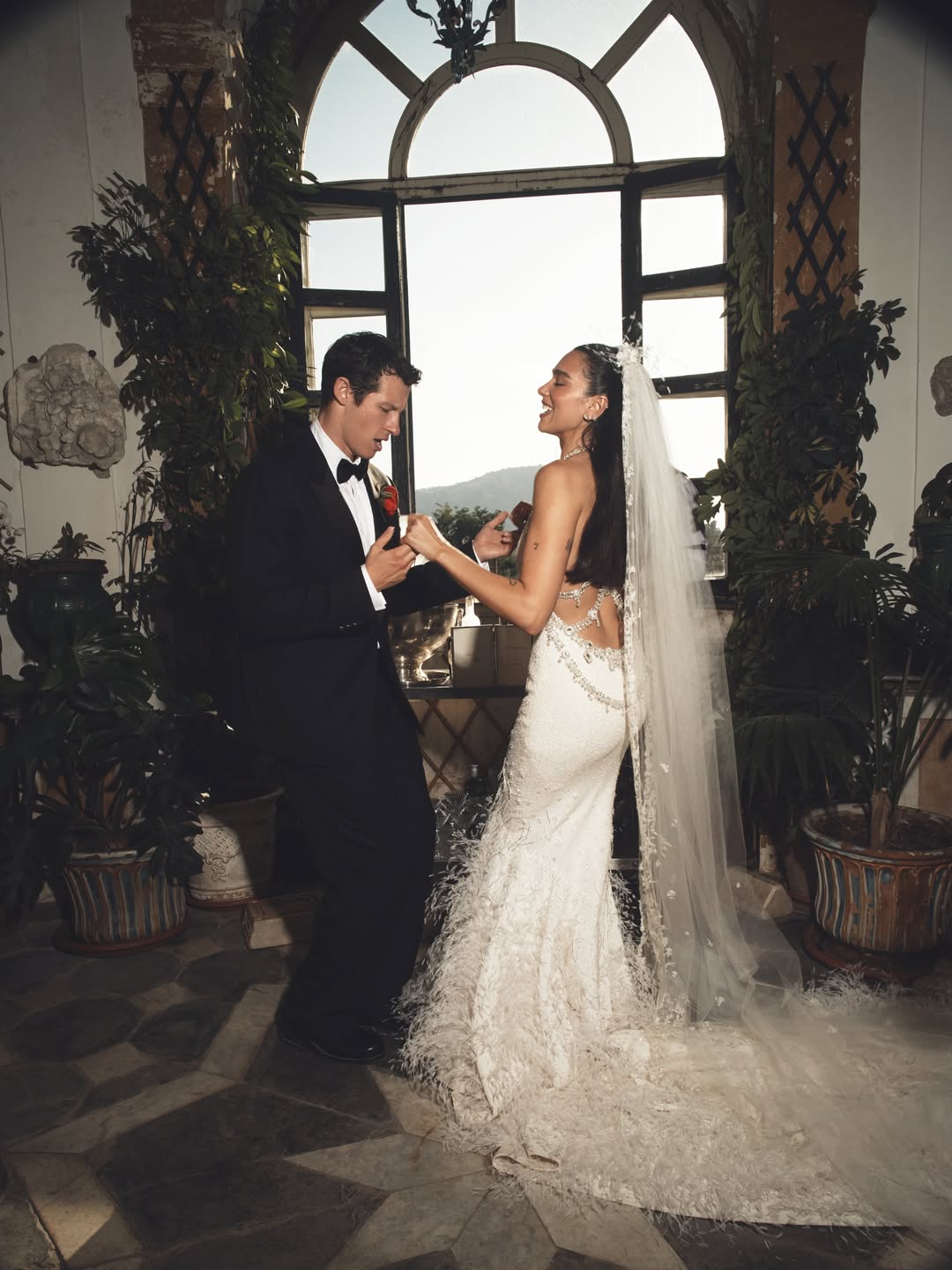 Dua Lipa abre álbum de casamento com Callum Turner — Foto: @davidsimsofficial
