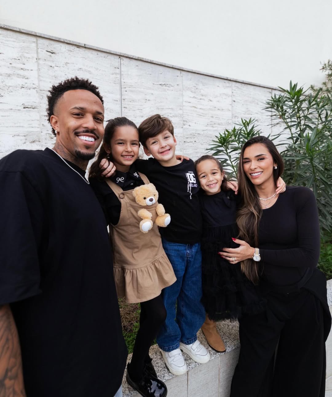 Tainá e Eder Militão com os filhos — Foto: Reprodução/ Instagram