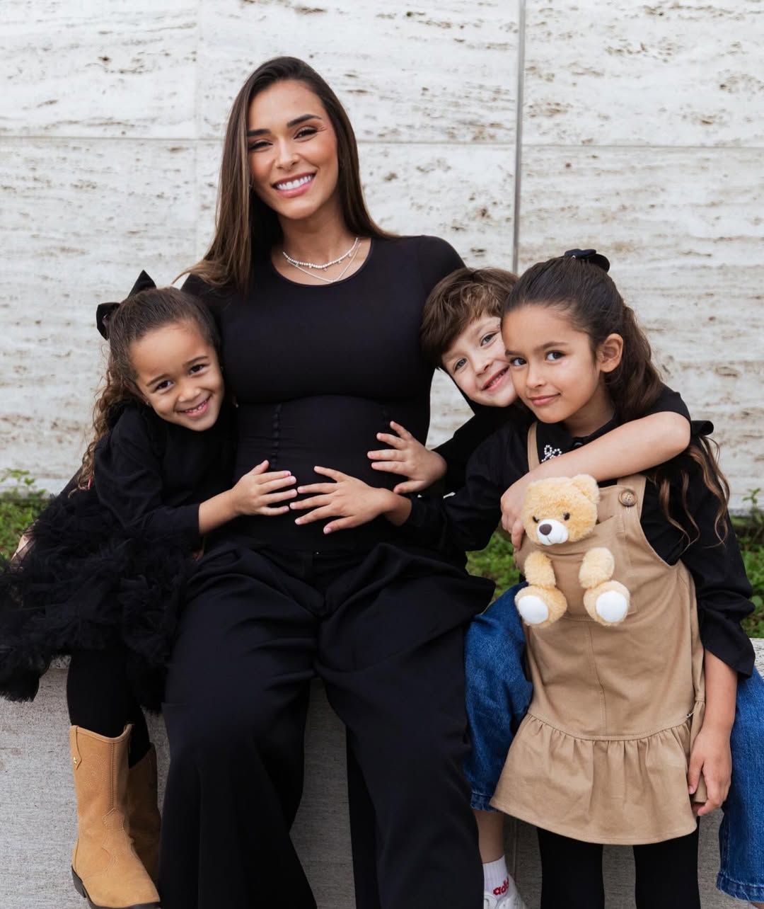 Tainá e Eder Militão com os filhos — Foto: Reprodução/ Instagram