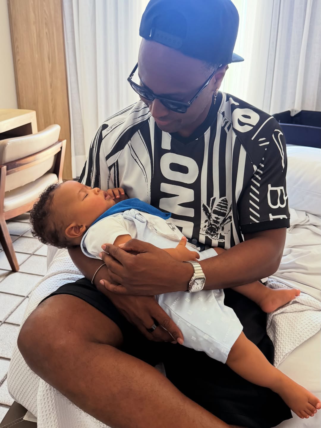 Thiaguinho com o filho, Bento - Foto: Reprodução / Instagram @carolpeixinho