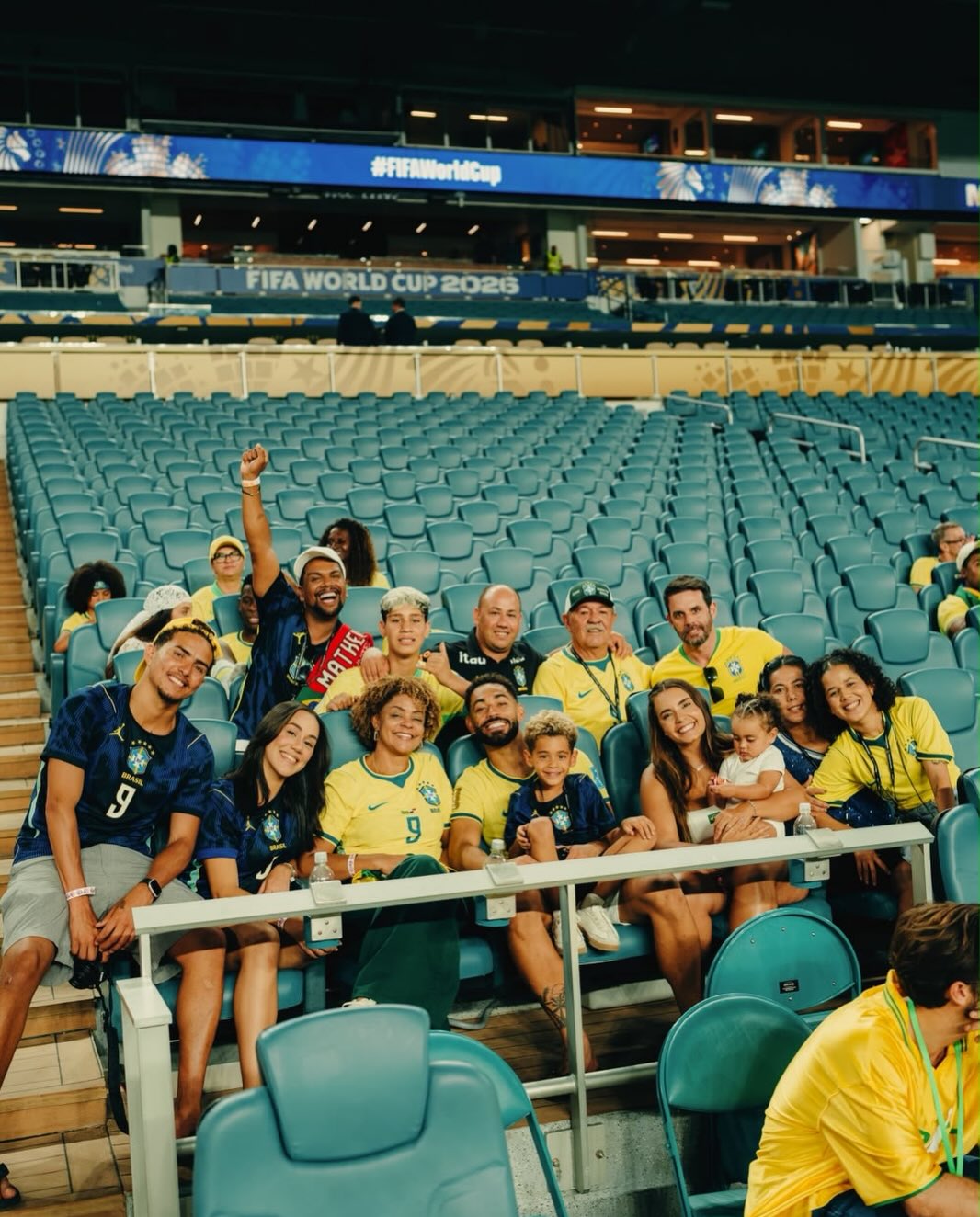 Matheus Cunha posa com a família - Foto: Instagram