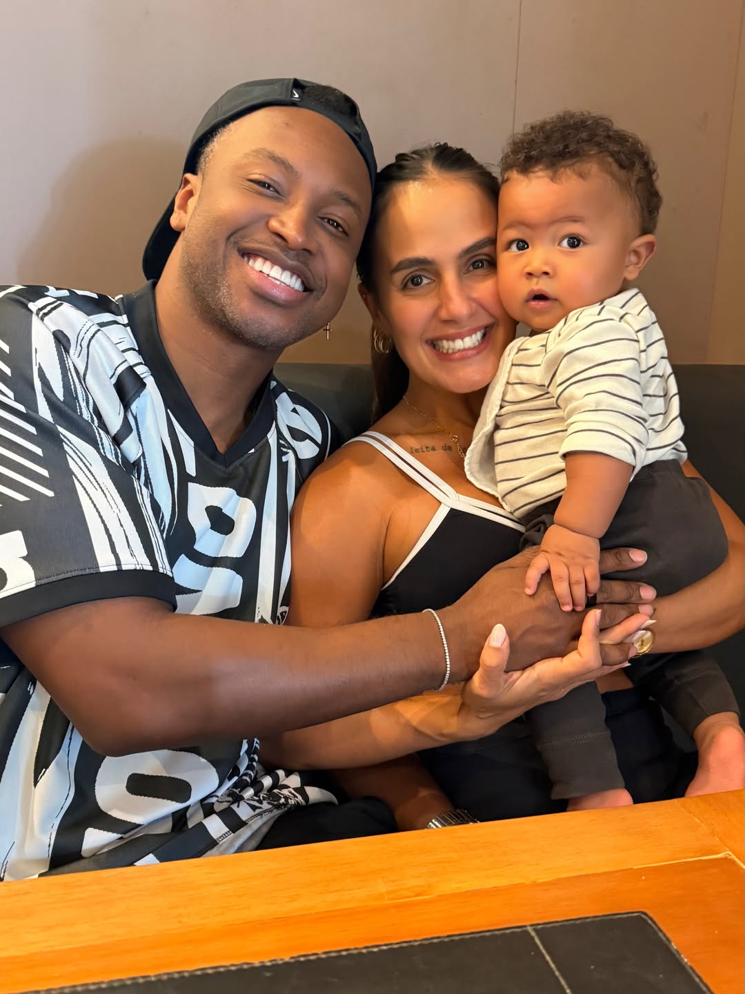 Thiaguinho e Carol Peixinho com o filho, Bento - Foto: Reprodução / Instagram @carolpeixinho