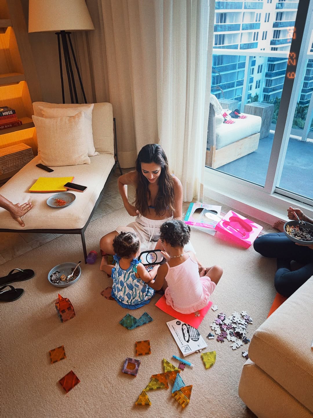 Filhas de Bruna Biancardi e Neymar posam com a mãe – Foto: Instagram