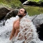 Estrela de novela de sucesso recusa o glamour e cuida de bicho inusitado no quintal de casa