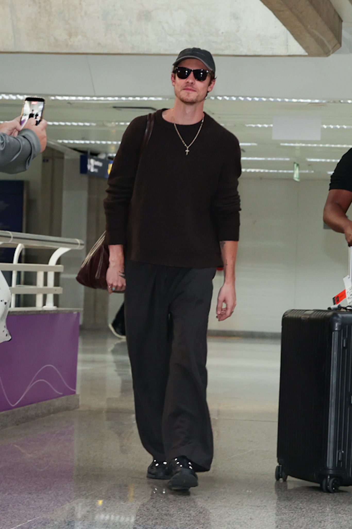 Shawn Mendes desembarca no aeroporto do Galeão - Fotos: Victor Chapetta/Brazil News