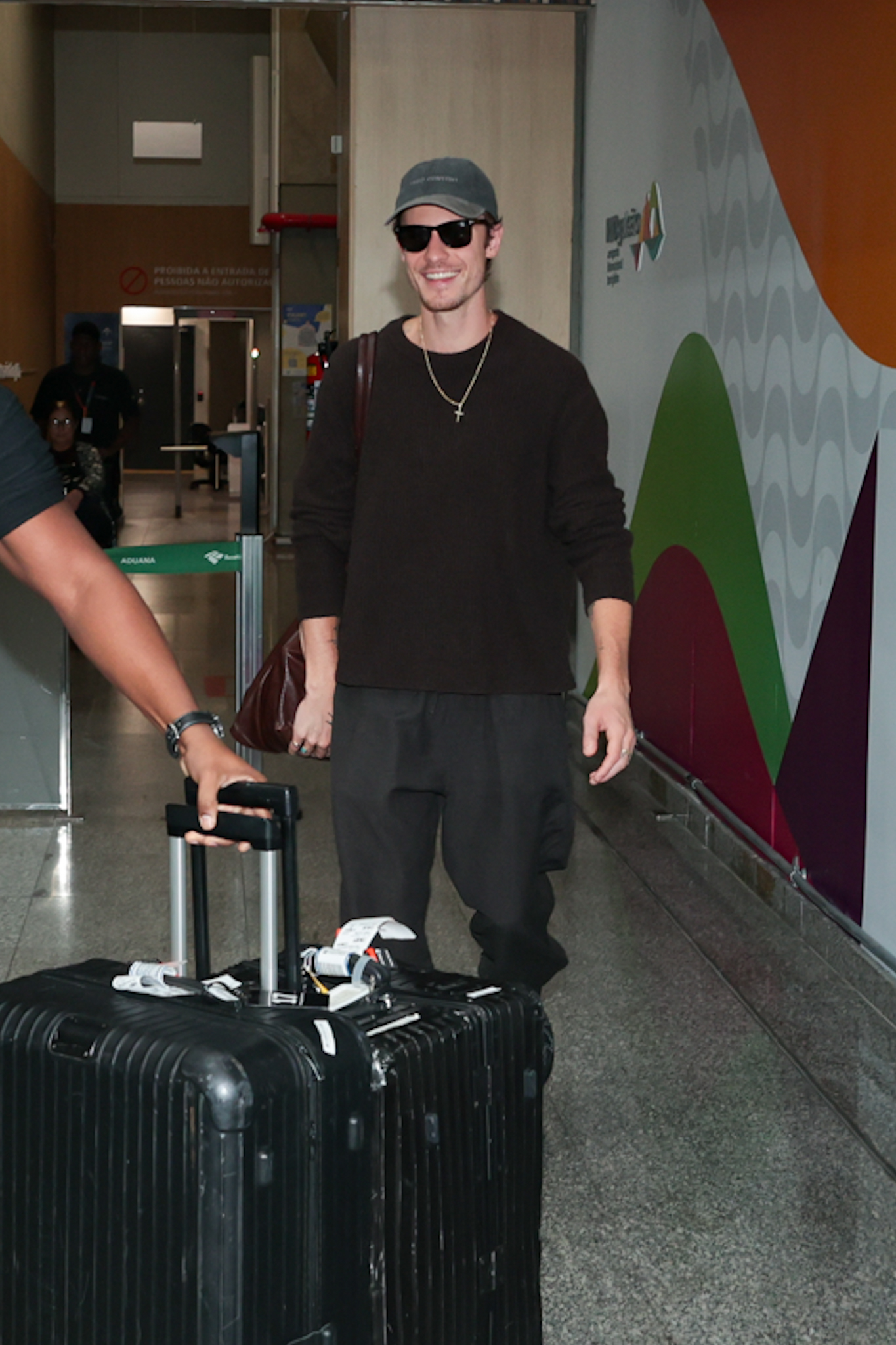 Shawn Mendes desembarca no aeroporto do Galeão - Fotos: Victor Chapetta/Brazil News