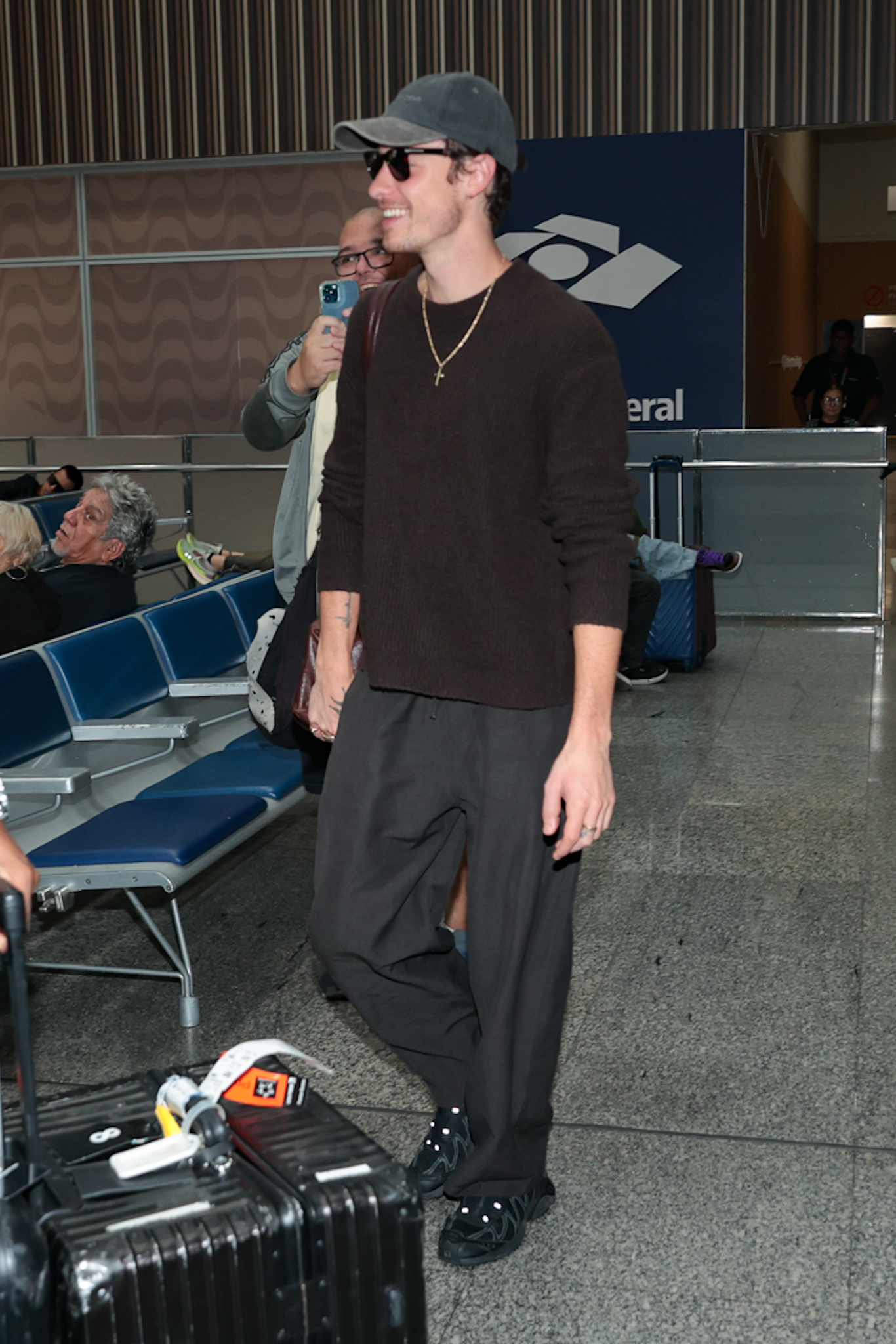 Shawn Mendes desembarca no aeroporto do Galeão - Fotos: Victor Chapetta/Brazil News