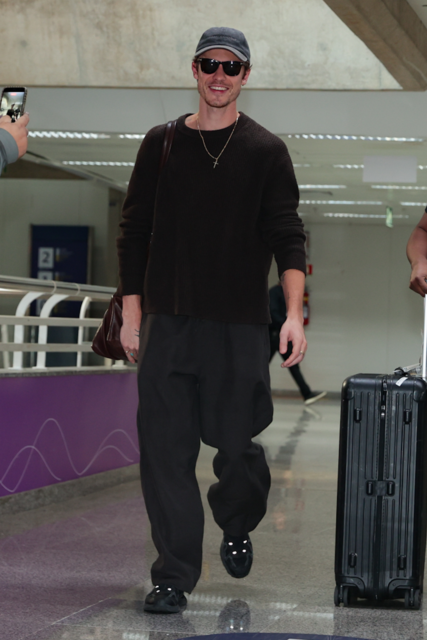 Shawn Mendes desembarca no aeroporto do Galeão - Fotos: Victor Chapetta/Brazil News
