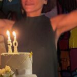 Aos 50 anos, atriz abriu mão da maternidade, conquistou Hollywood e hoje vive romance com parceiro mais jovem