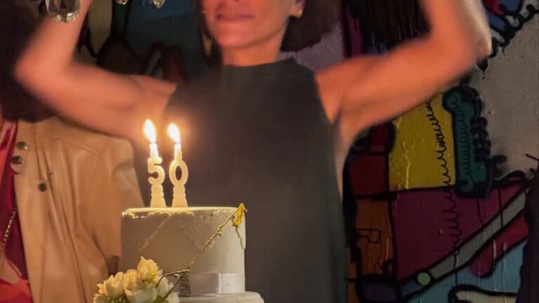 Aos 50 anos, atriz abriu mão da maternidade, conquistou Hollywood e hoje vive romance com parceiro mais jovem
